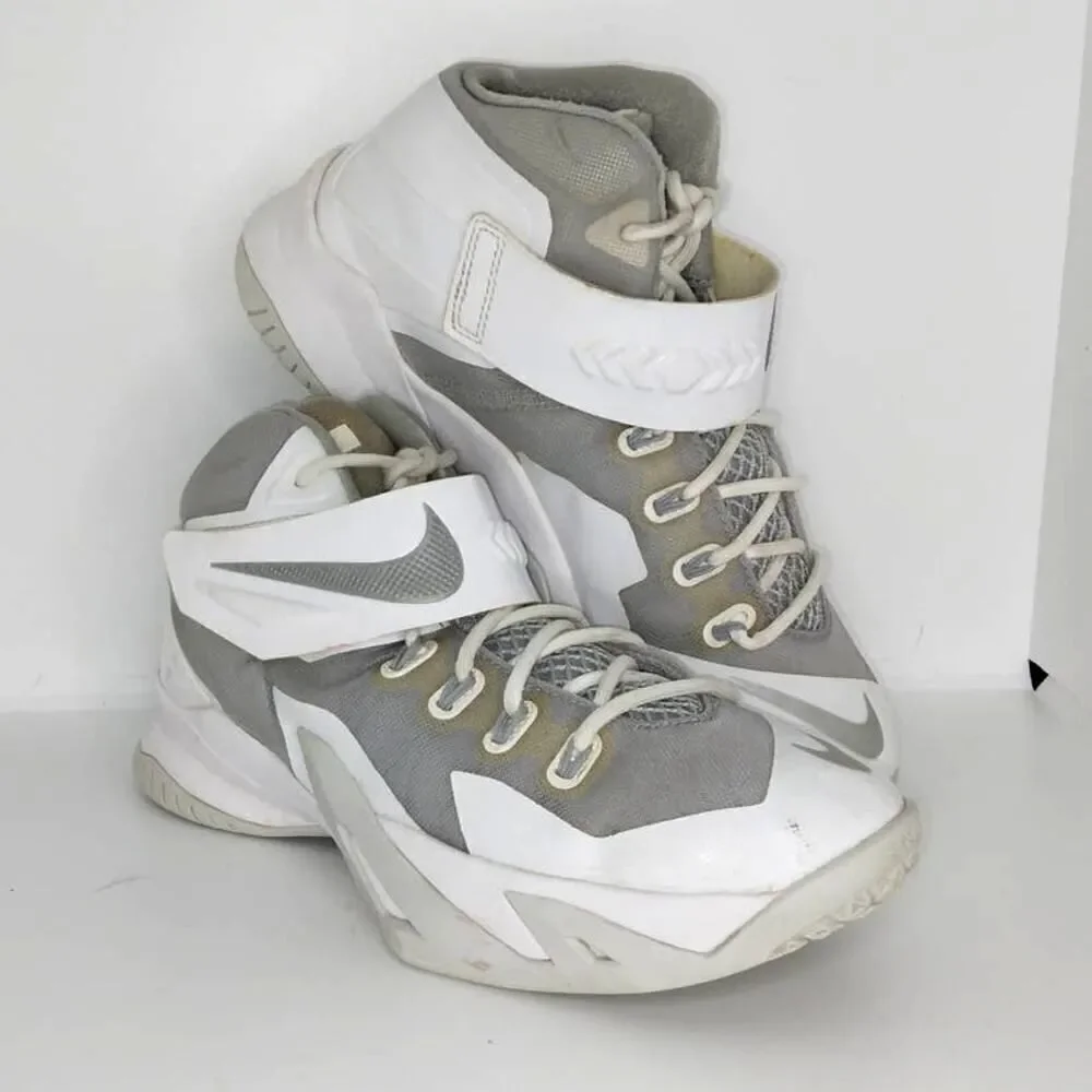 Nike Lebron James Soldier VIII Boy's Pre-owned Basketball Sneakers - sz. 6Y